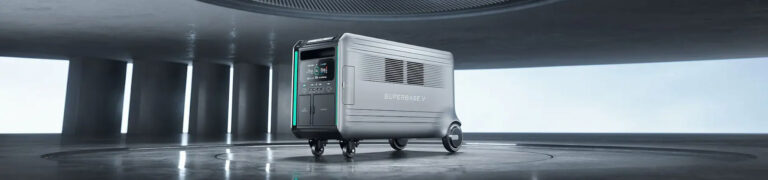 portable powerstation SuperBase V in grijs met digitale display en wieltjes geplaatst in een moderne ruimte met grijze vloer en lichtinval