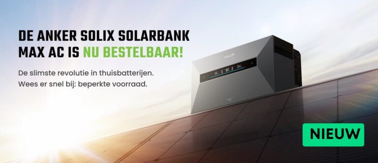 Anker Solix Solarbank Max AC grijze thuisbatterij met digitaal display en energiegegevens, geplaatst boven zonnepanelen, promotie voor beperkte voorraad en nieuwe levering.