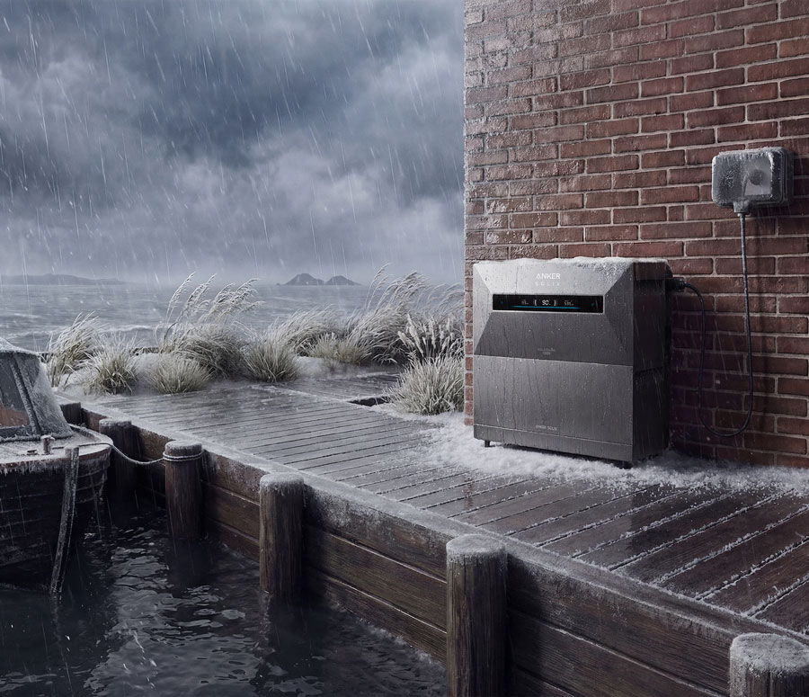 compacte Anker thuisbatterij in grijs metalen behuizing tegen een bakstenen muur, geïnstalleerd op een houten steiger aan het water tijdens stormachtig weer met regen en harde wind